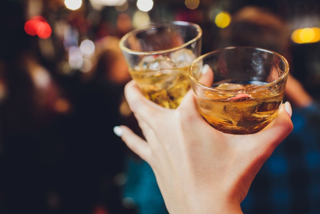 グラスを2つ持つ女性の手