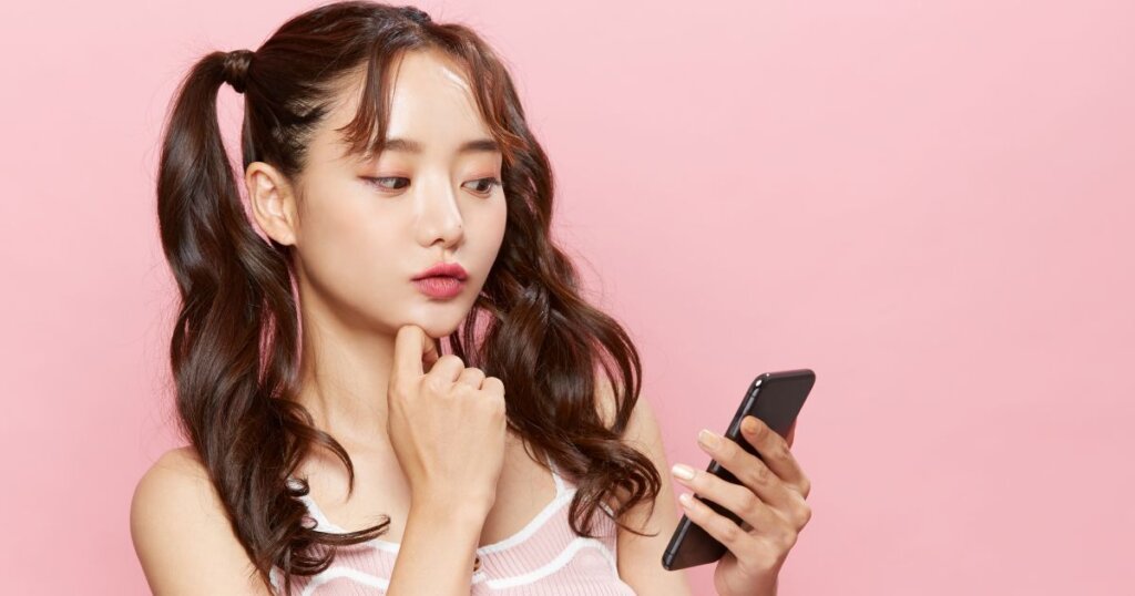 携帯を見ている女性