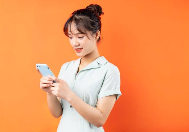 携帯を見る女性