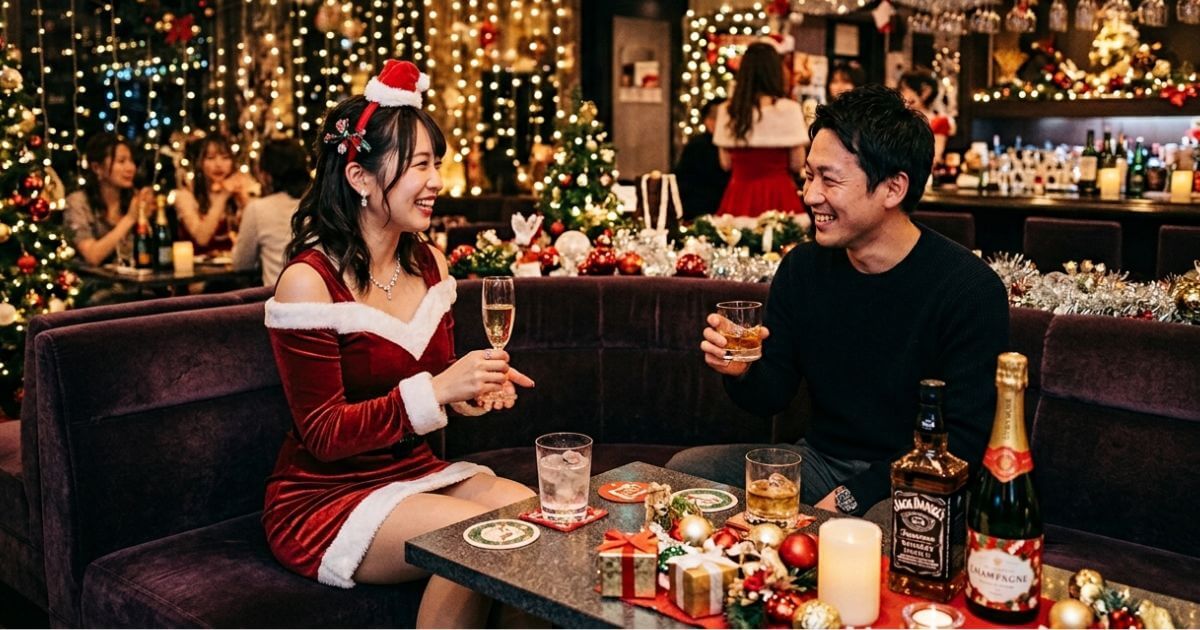 サンタのコスプレをして男性に接客するキャバ嬢