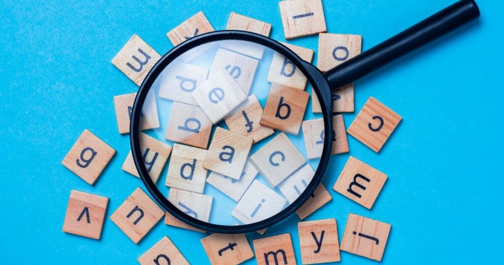 アルファベットのブロックと虫眼鏡