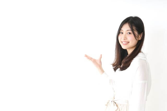 白い服を着た女性が手のひらを差し出している