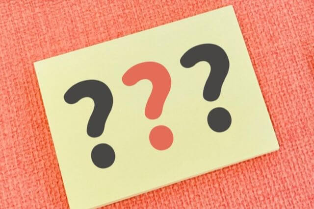 黄色い紙に3つのはてなマーク