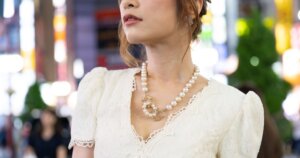 夜の街で上を向くドレスの女性