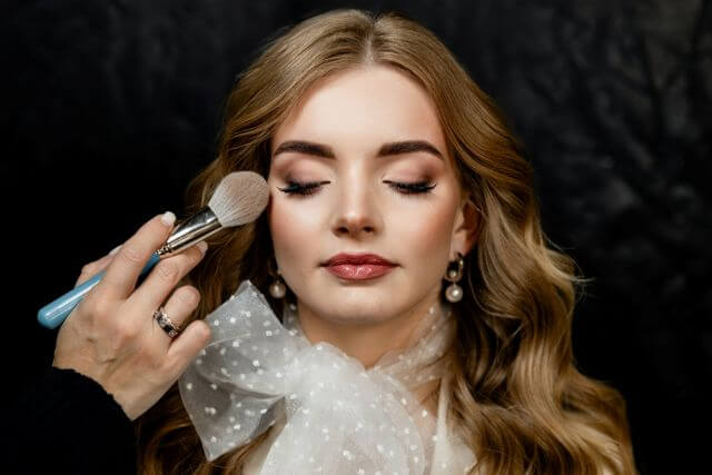 メイクしてもらう女性