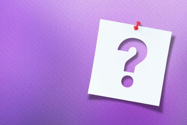 紫の背景にあるハテナマーク