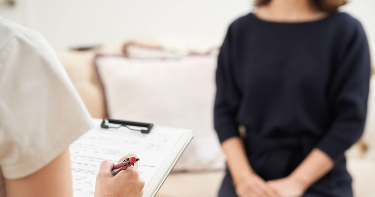 面接を受ける女性