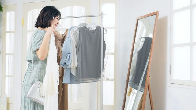 服を選んでいる女性