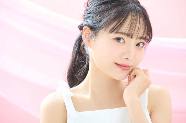 顎に手を置く女性