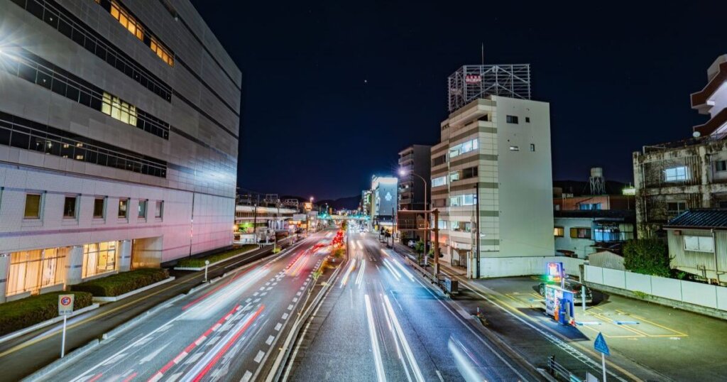 静岡市の道路の夜