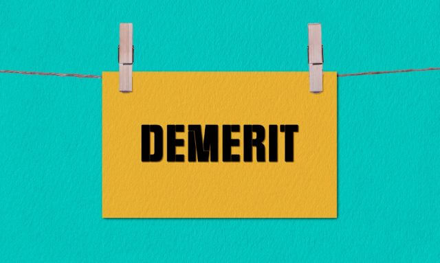 DEMERITと書かれた黄色い札