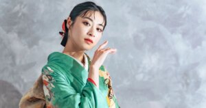 着物を着てこちらを見る女性