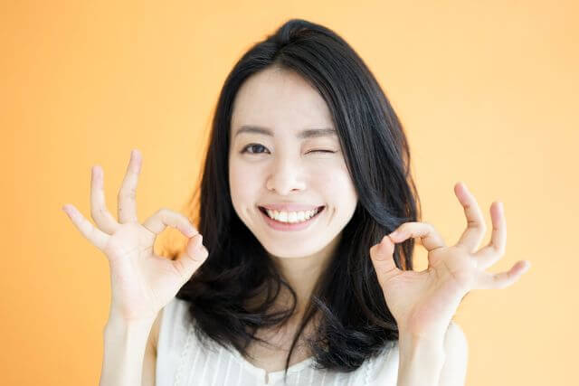 OKサインをする女性