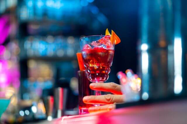 カクテルが置いてあるバーの店内