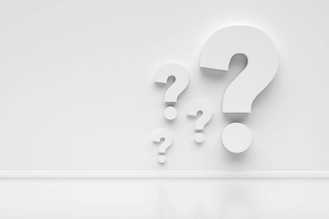 白い背景に置いてある白いハテナマーク